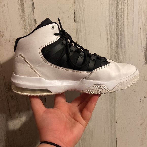 They are a pair of Jordan 10s size 6y - Picture 2 of 7